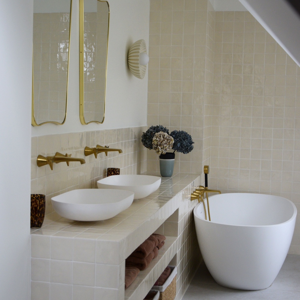 Salle de bain rénovée : zellige crème, double vasque, baignoire îlot, robinetterie laiton